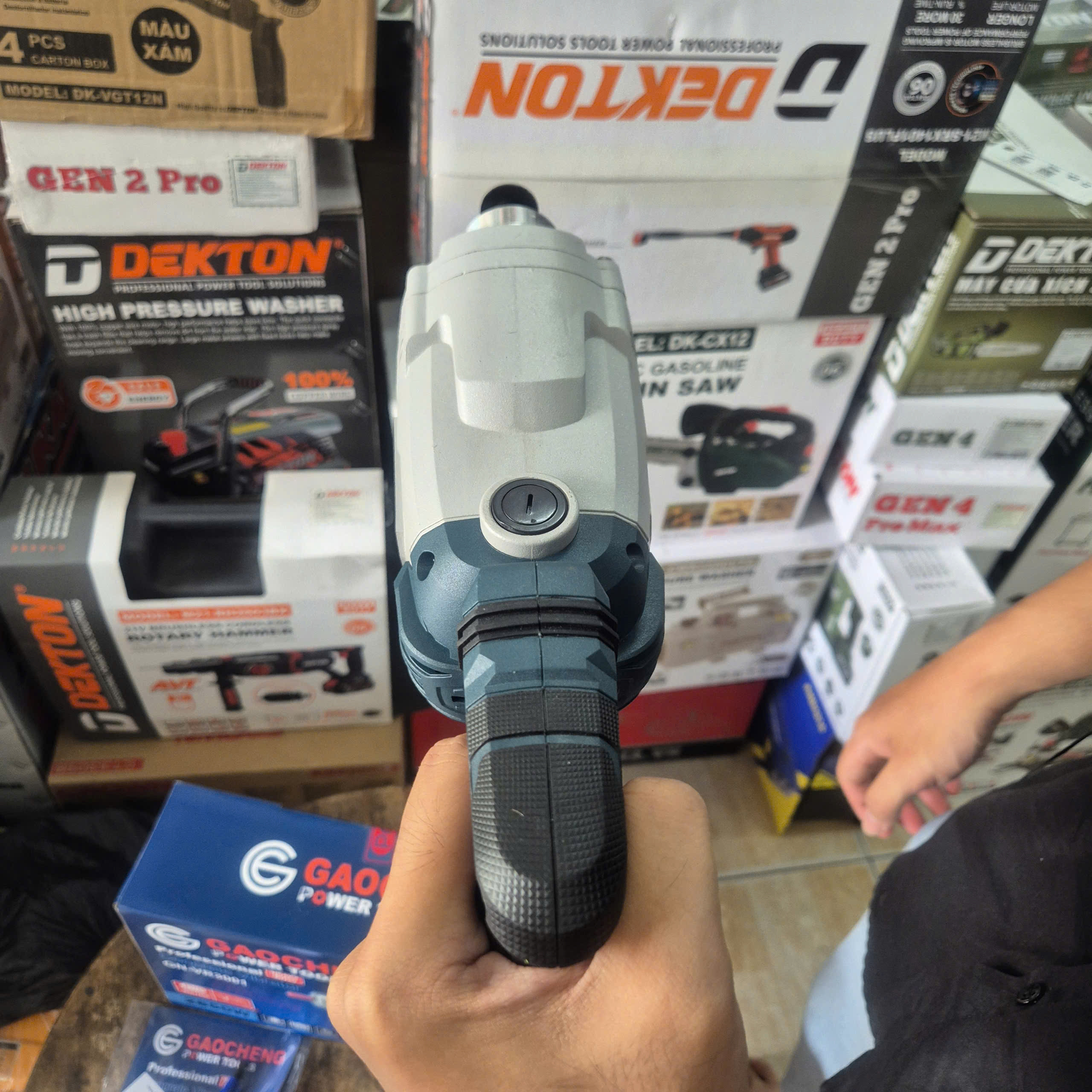 Máy đầm dùi bê tông cầm tay GAOCHENG PRO GN-VR3001 – 2850W