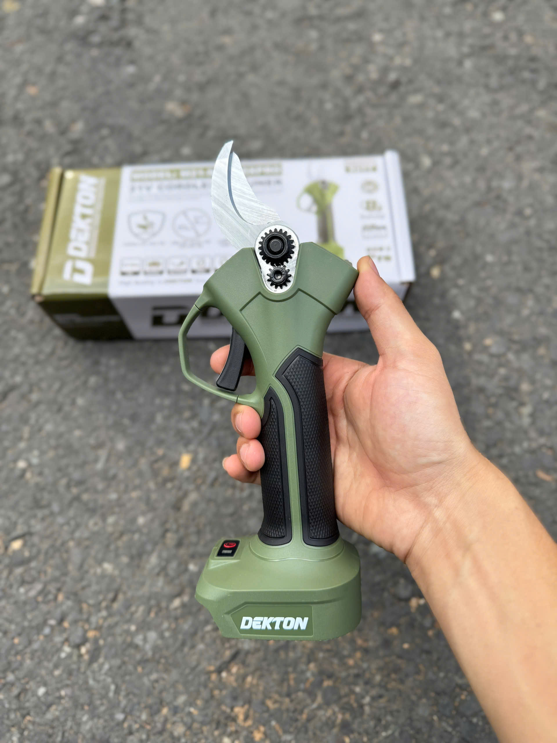 Kéo cắt cành pin 21V Dekton – Mở lưỡi 28mm, Brushless, cắt khỏe