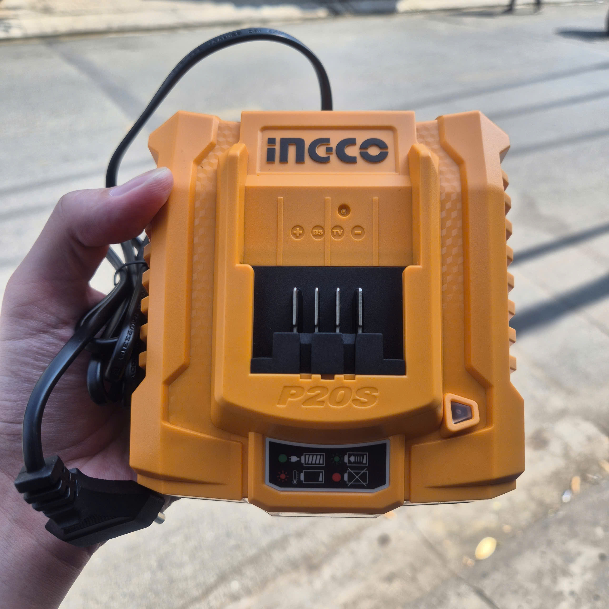 Bộ 2 pin 4.0Ah FBLI20021 và 1 đầu sạc FCLI2001 dùng pin 20V INGCO FBCPK1424