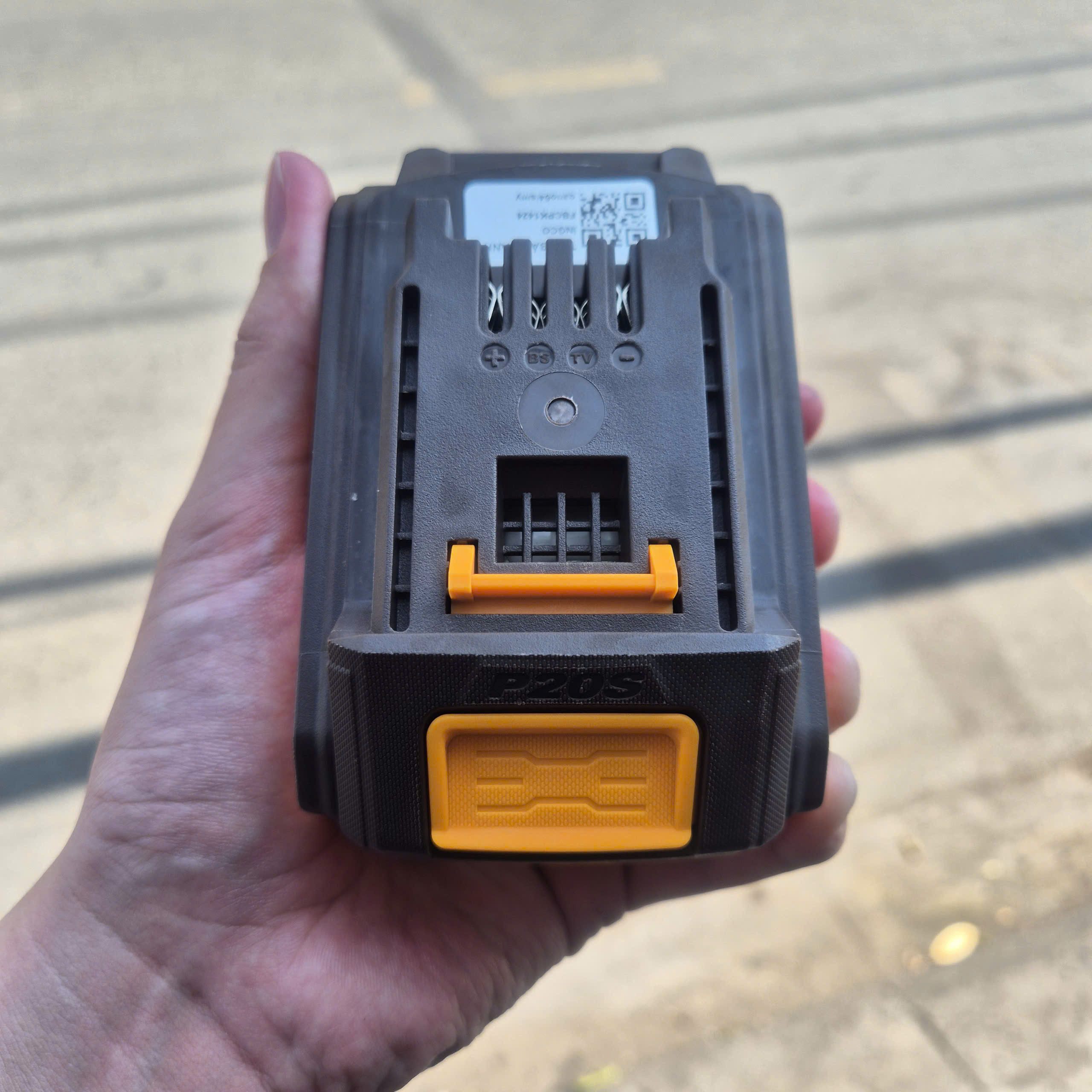 Bộ 2 pin 4.0Ah FBLI20021 và 1 đầu sạc FCLI2001 dùng pin 20V INGCO FBCPK1424