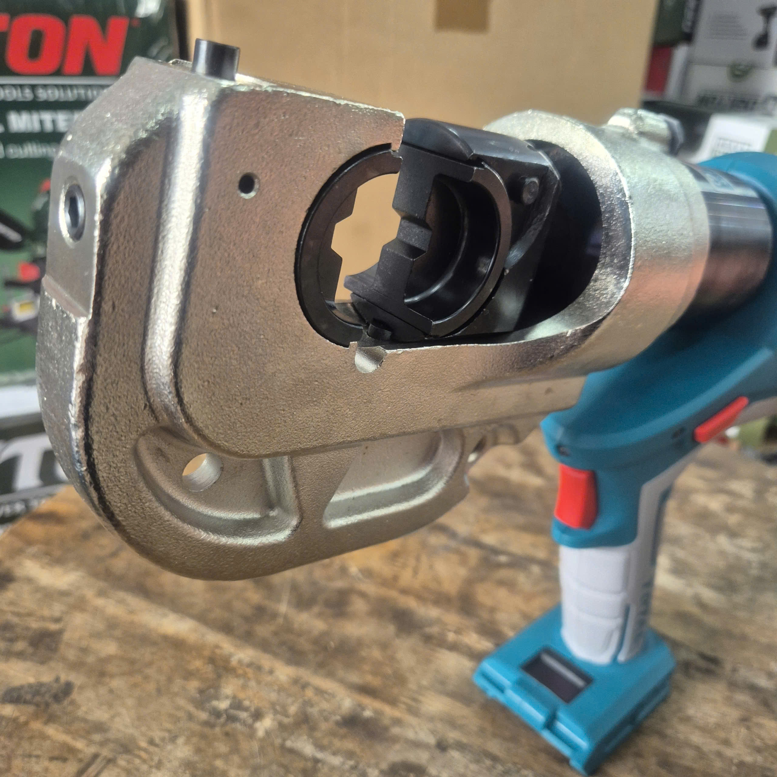 Máy ép cos thủy lực dùng pin Lithium 20V Total TCTLI2005
