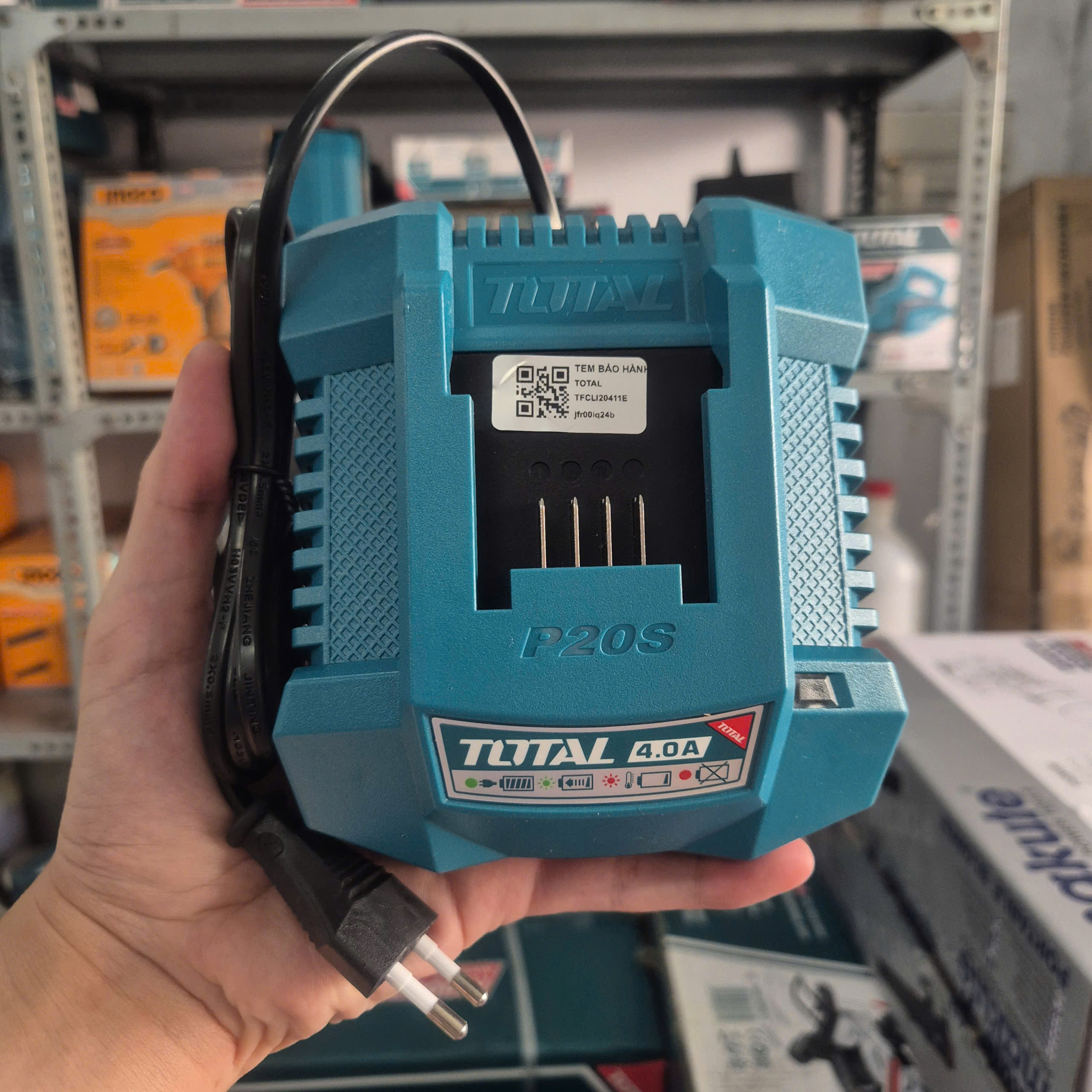 Máy siết bulong pin 20V TOTAL TIWLI2055 (2 Pin 4.0 Ah, 1 Sạc - 700N)