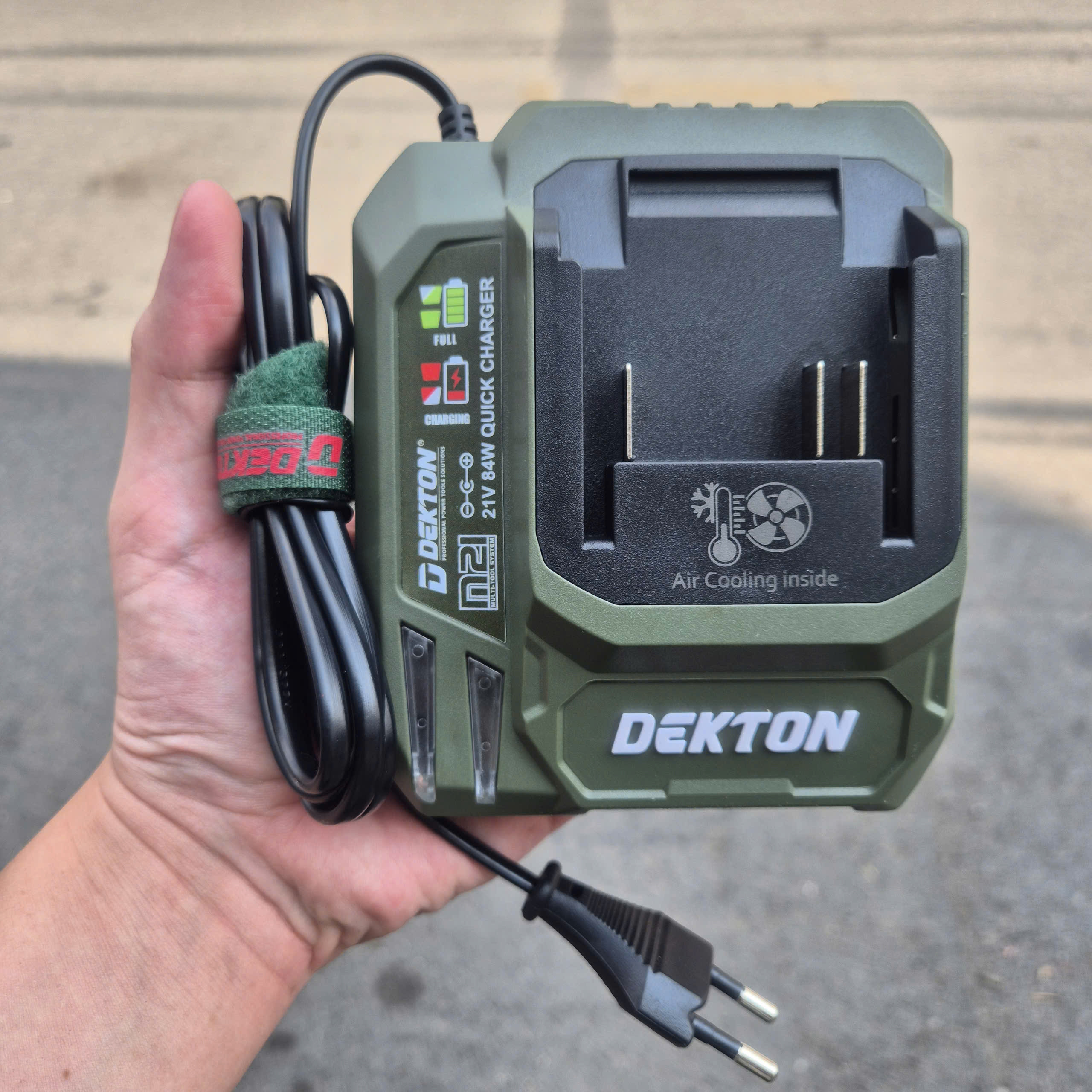 Sạc pin nhanh 21V/4.0Ah DEKTON M21–S40XCP