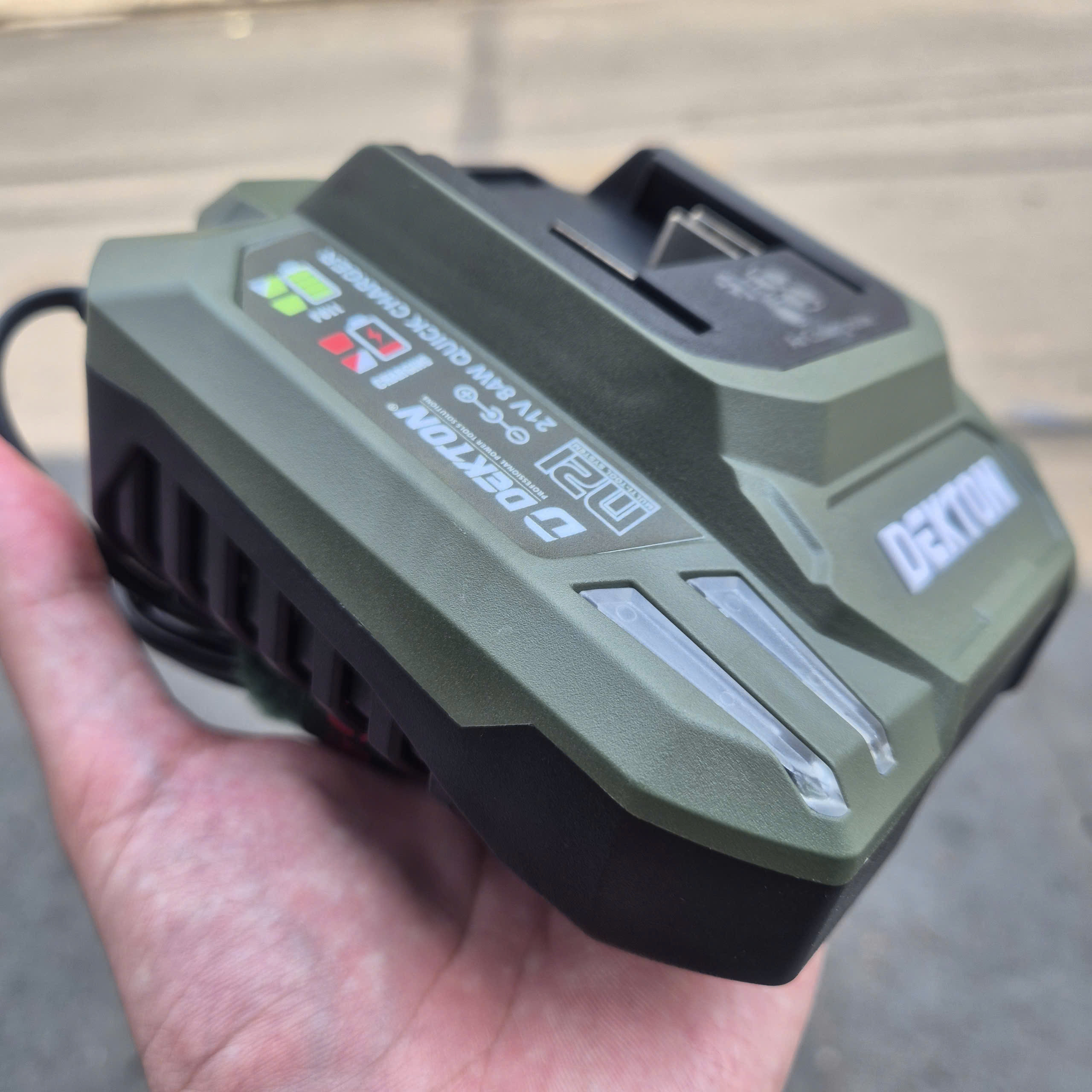 Sạc pin nhanh 21V/4.0Ah DEKTON M21–S40XCP