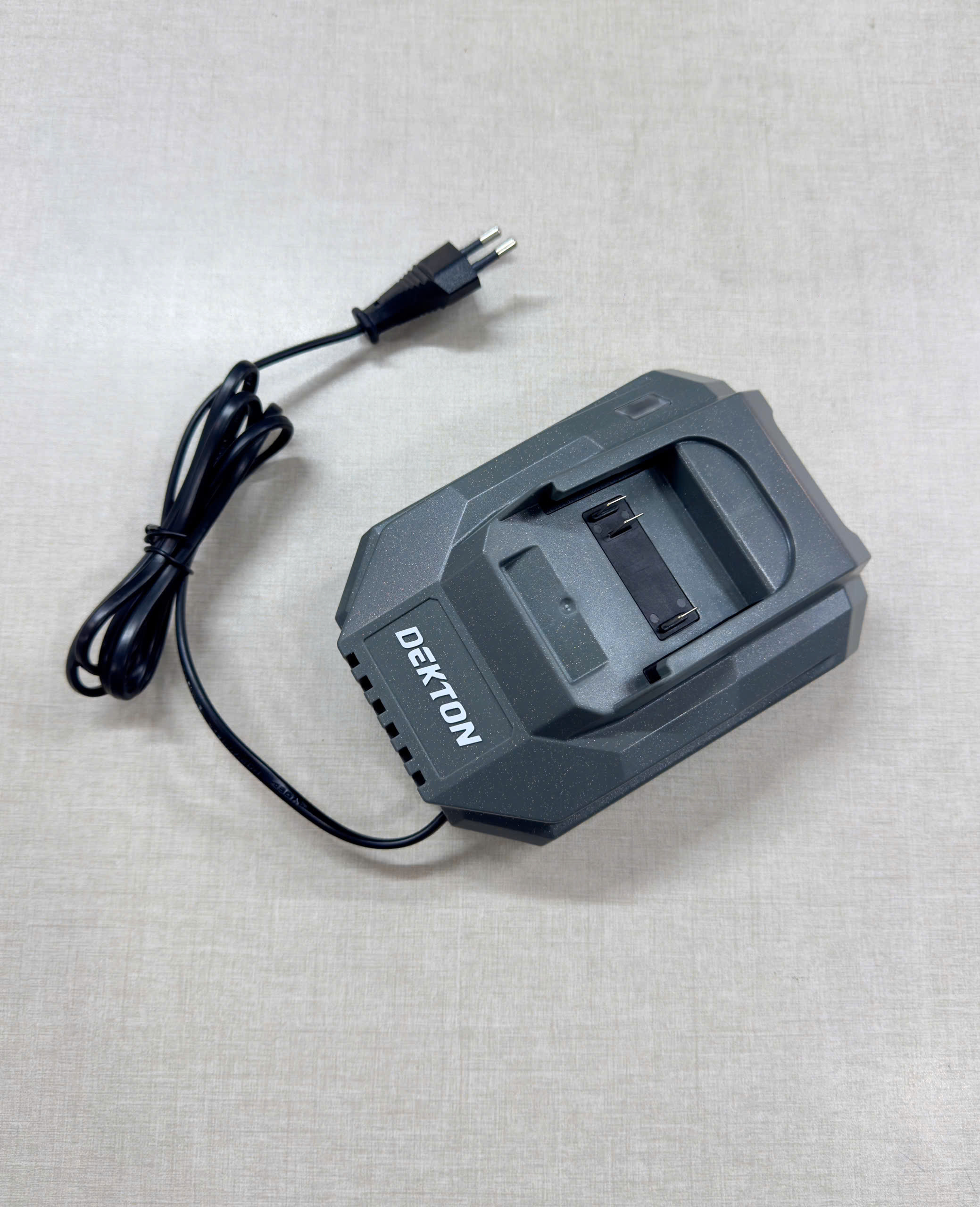 Sạc pin nhanh 21V/4.0Ah DEKTON M21-S40MAX