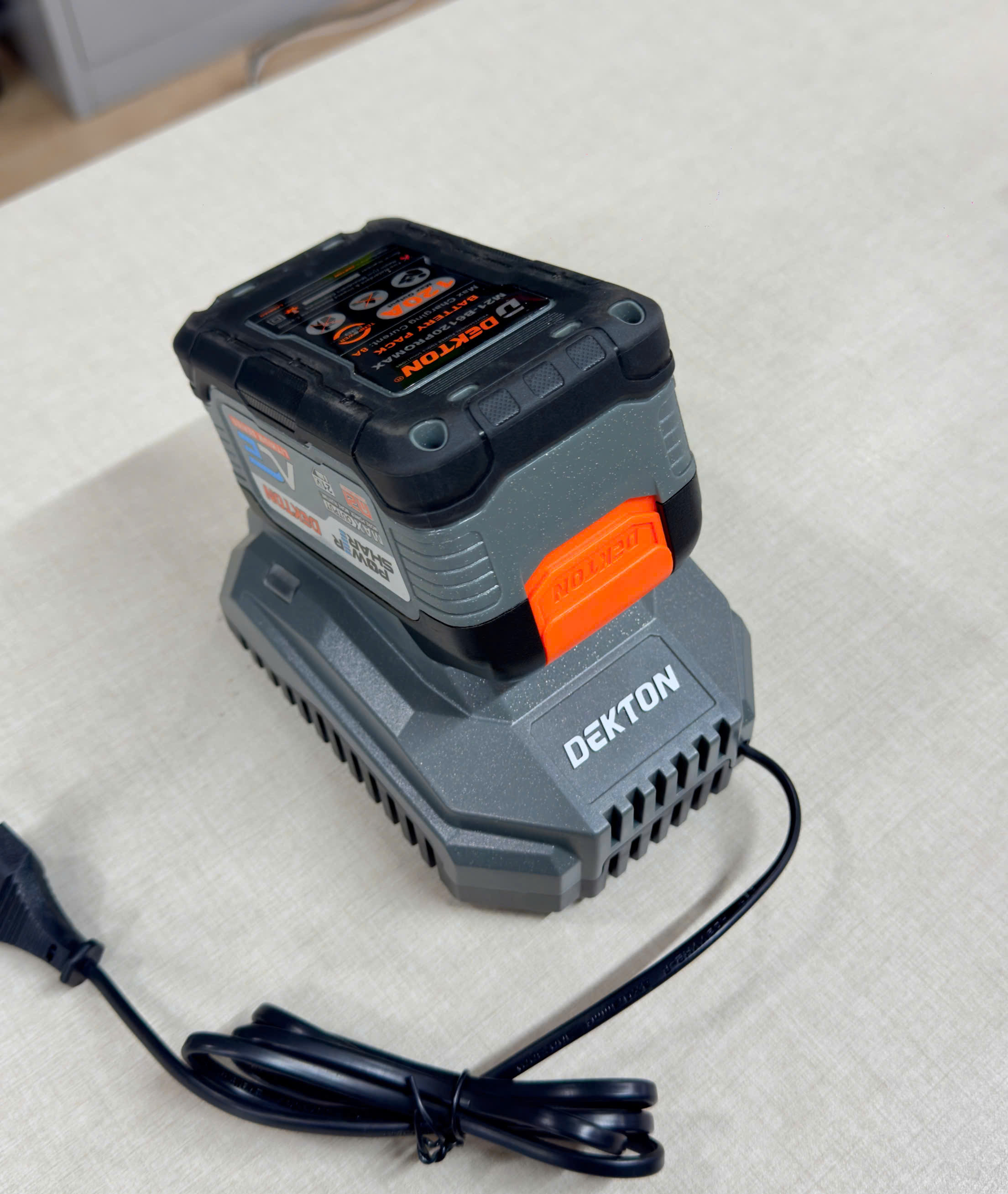 Sạc pin nhanh 21V/4.0Ah DEKTON M21-S40MAX