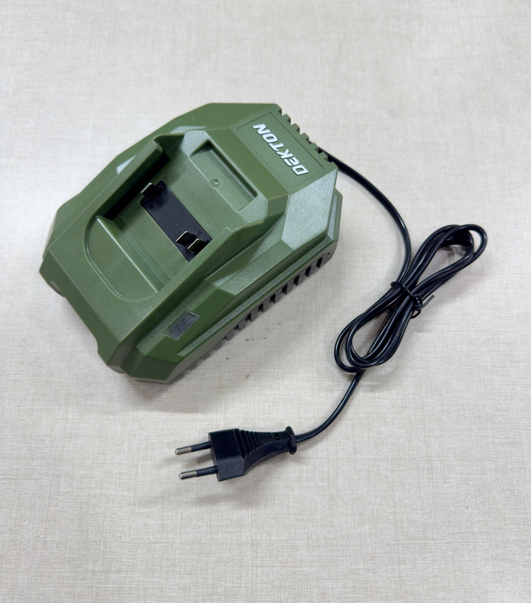 Sạc pin nhanh 21V/4.0Ah DEKTON M21-S40XMAX