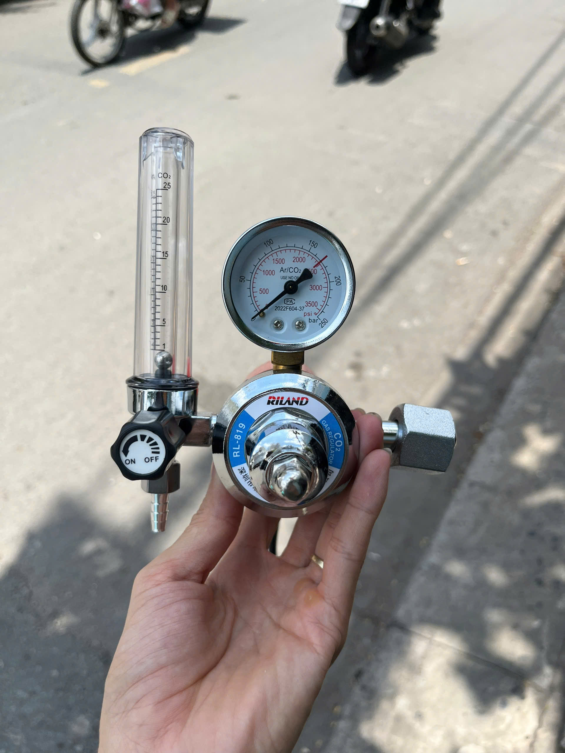 Đồng hồ khí CO2/220V của máy hàn Mig Riland RL-M-DHK03