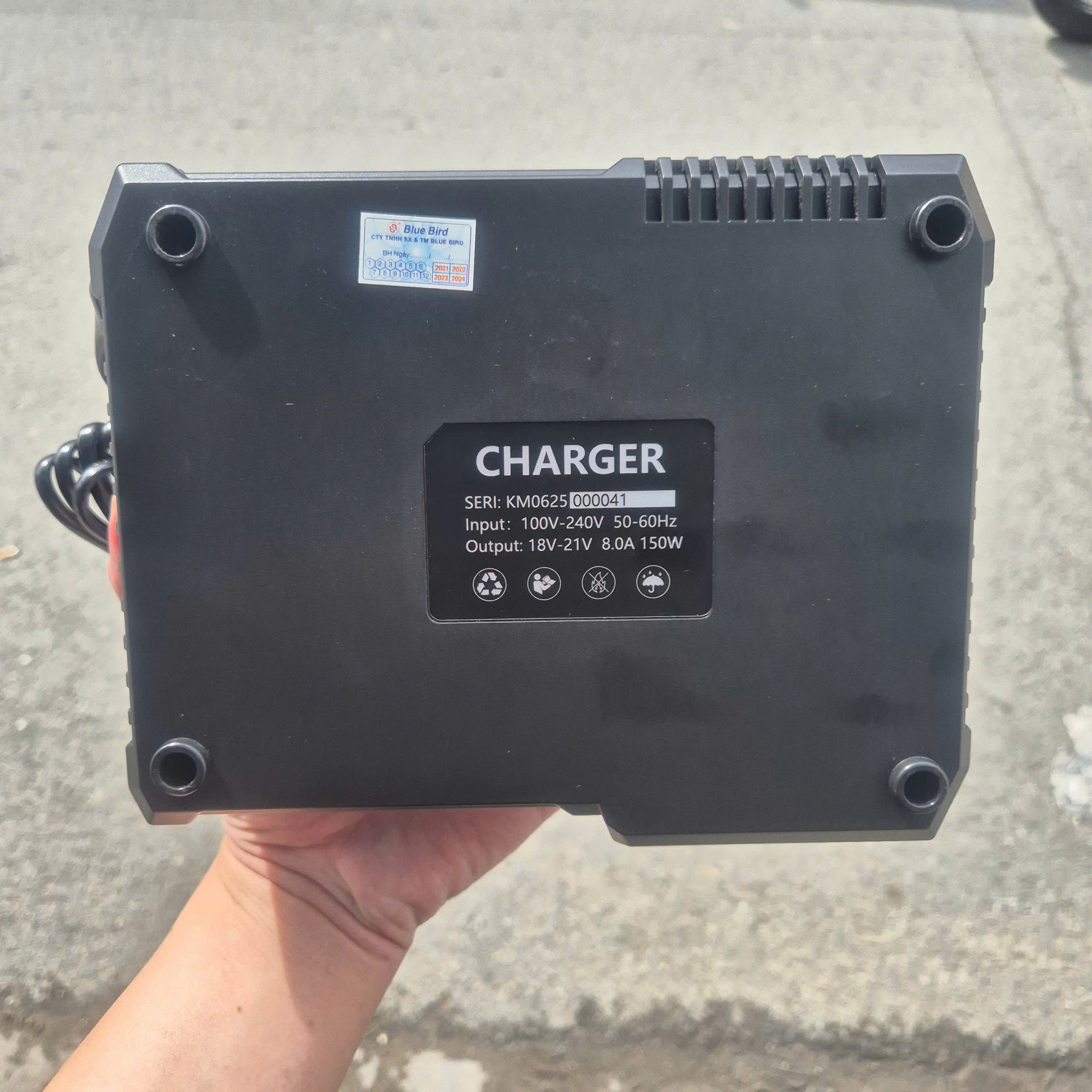 Sạc pin nhanh KINGBLUE KM08AI (18V-21V, AI thông minh)