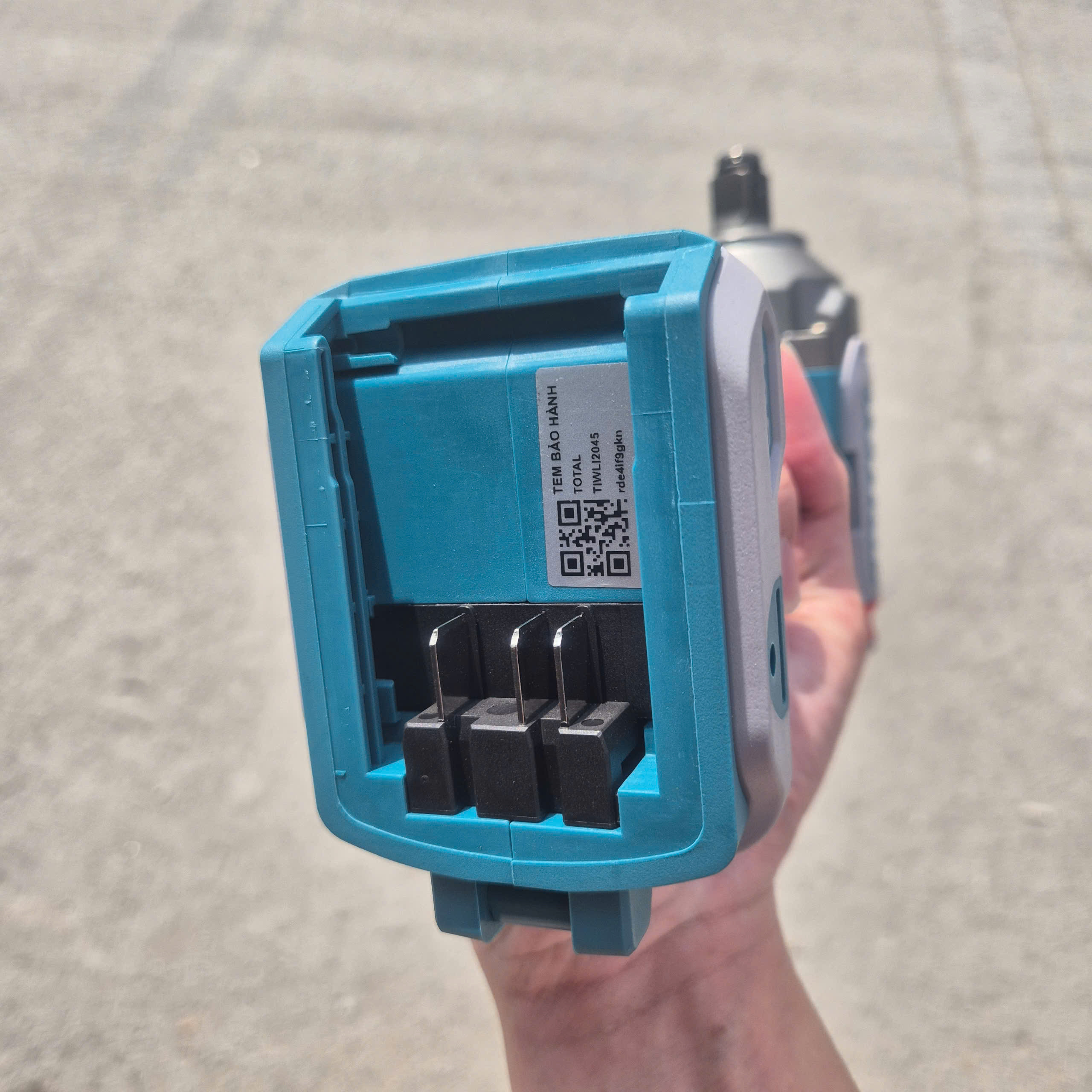 Máy siết bulong dùng pin 20V TOTAL TIWLI2045 (Lực siết 405Nm) - 2 pin 2.0Ah và sạc