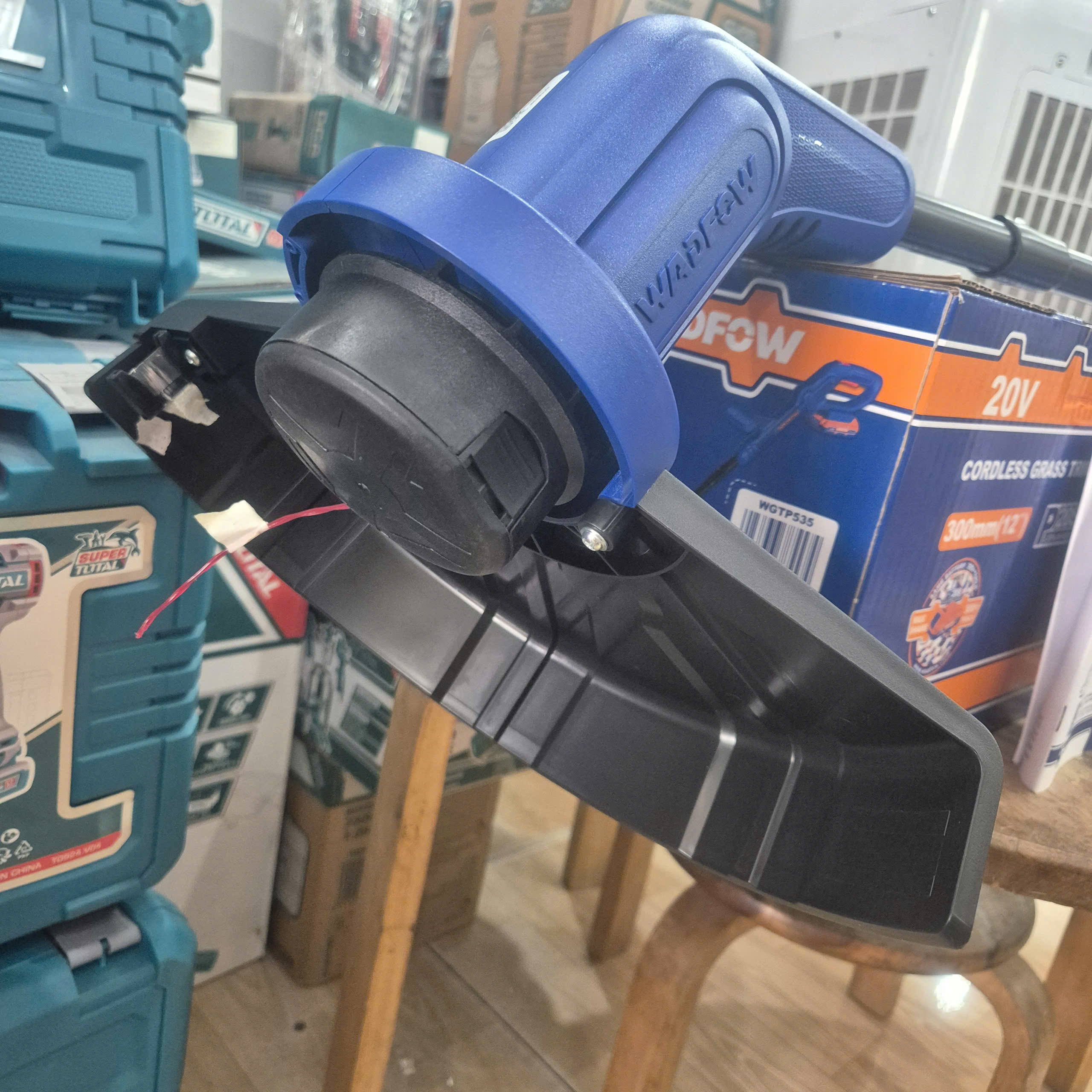 Máy cắt cỏ dùng pin 20V WADFOW WGTP535 (Đường kính cắt 300mm) - 1 pin 2.0Ah và sạc