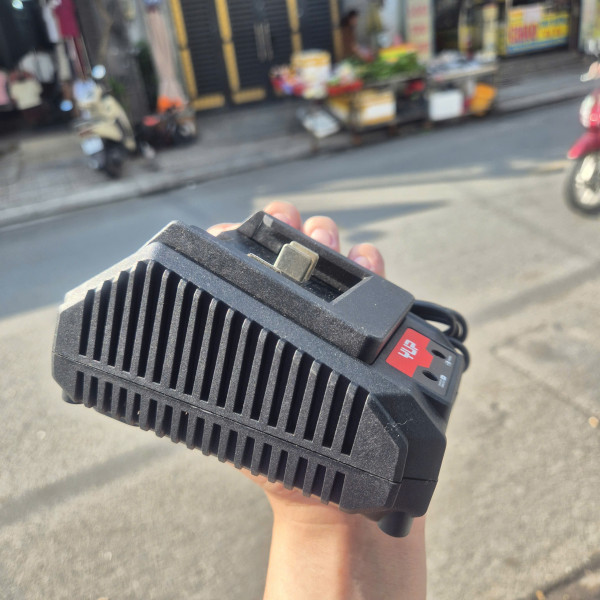 Sạc Pin YUPAI YP20 CH20M, 20V/2AH 