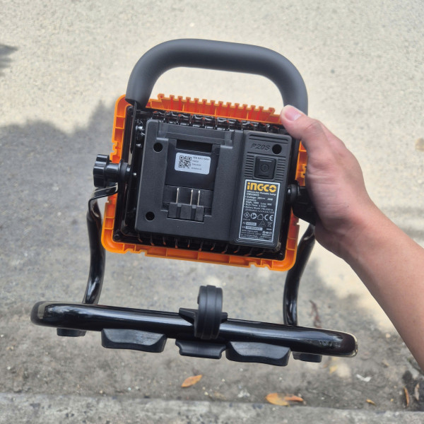 Đèn làm việc dùng pin 20V INGCO CWLI20258 - 1 pin 2.0Ah và sạc