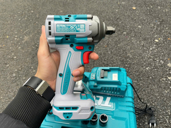 Máy siết bu lông dùng pin Total TIWLI20236