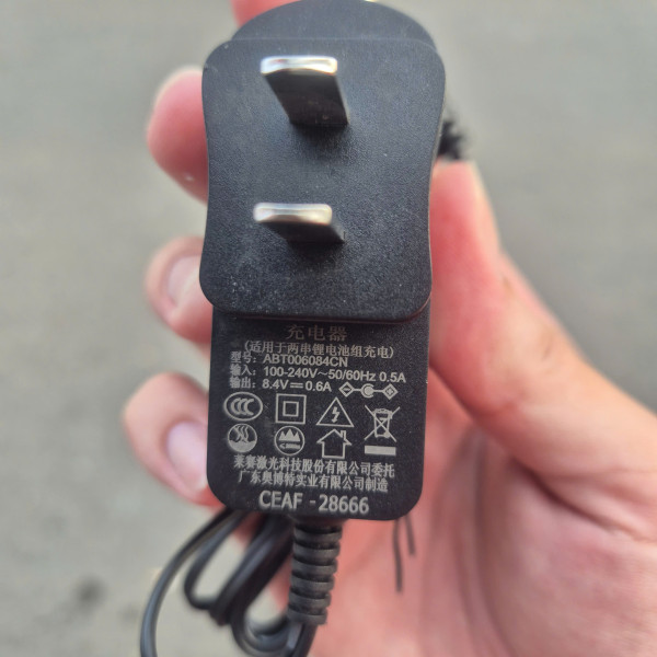 Máy cân bằng laser 5 tia xanh LAISAI LSG660S (Có thể treo tường)