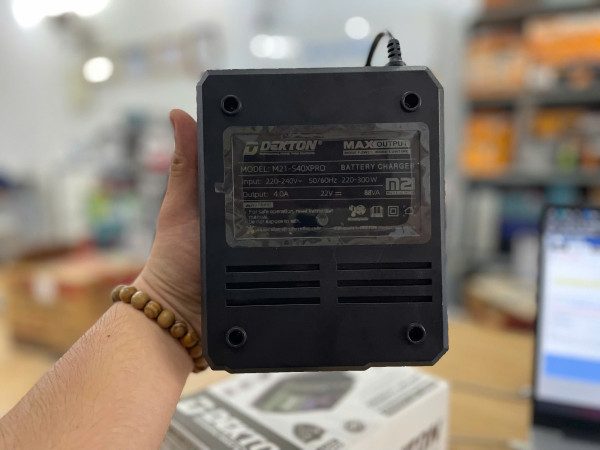 Đế sạc pin nhanh Dekton M21-S40XPRO – 21V, 4.0A