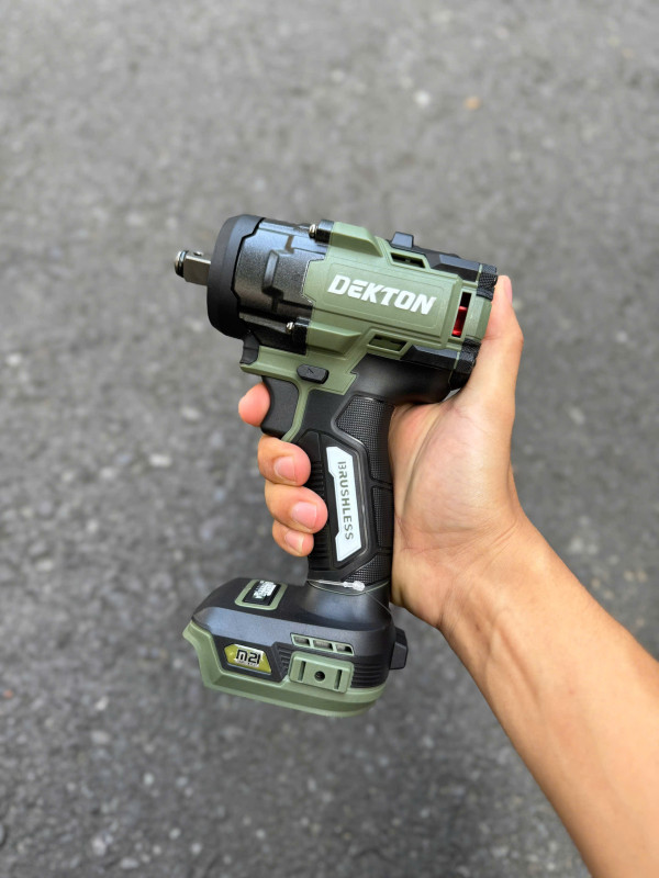 Máy siết mở bulong pin DEKTON 555N.m – Brushless M21-IW555PLUS