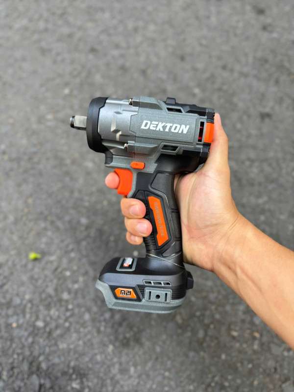 Máy siết mở bulong pin DEKTON 555N.m – Brushless M21-IW555PLUS