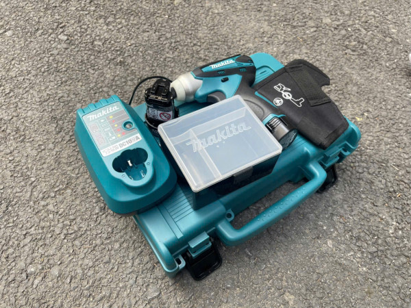 Máy vặn vít dùng pin Makita TD090DWE