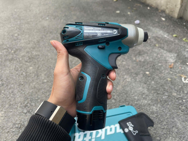 Máy vặn vít dùng pin Makita TD090DWE
