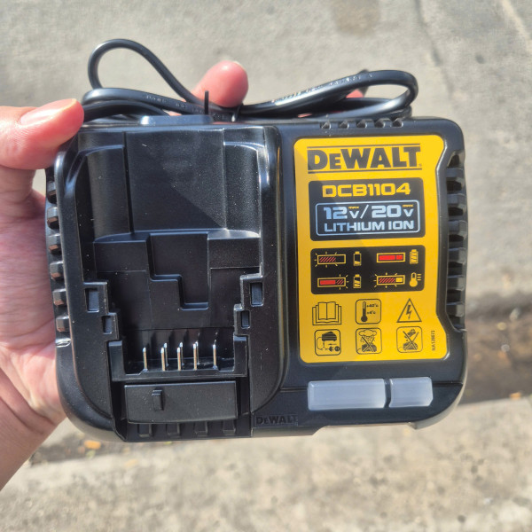 Bộ sạc pin đa năng DeWALT DCB1104-B1 (12V/20V)