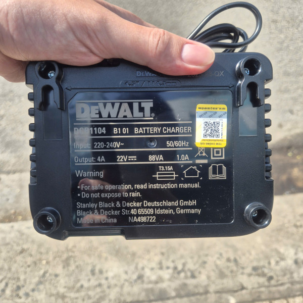 Bộ sạc pin đa năng DeWALT DCB1104-B1 (12V/20V)