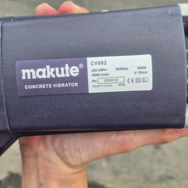 Máy đầm dùi MAKUTE CV002 (CS 800W, dây đầm 1.5m)