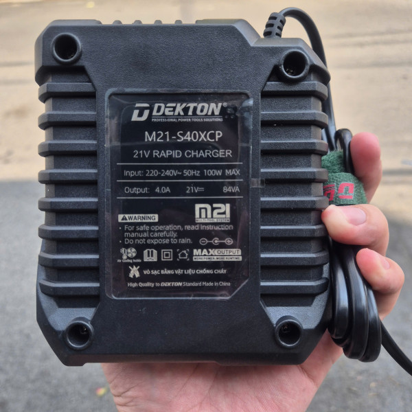 Sạc pin nhanh 21V/4.0Ah DEKTON M21–S40XCP
