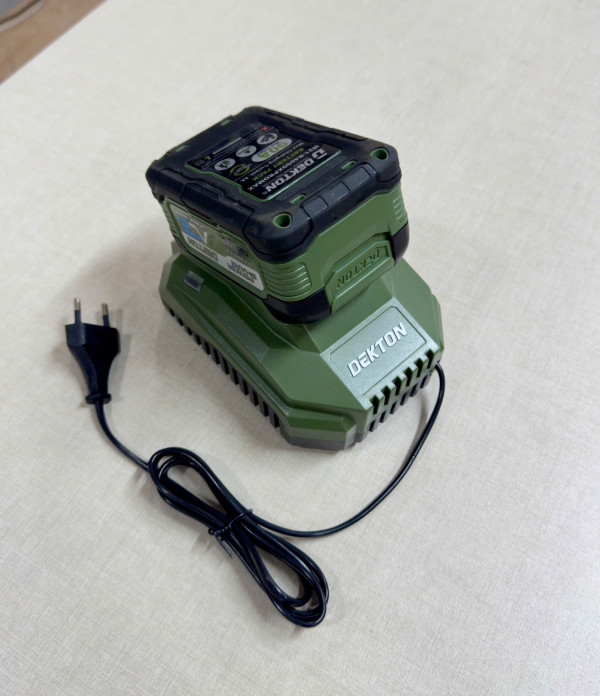 Sạc pin nhanh 21V/4.0Ah DEKTON M21-S40XMAX