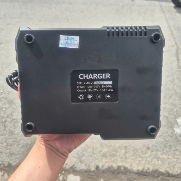Sạc pin nhanh KINGBLUE KM08AI (18V-21V, AI thông minh)