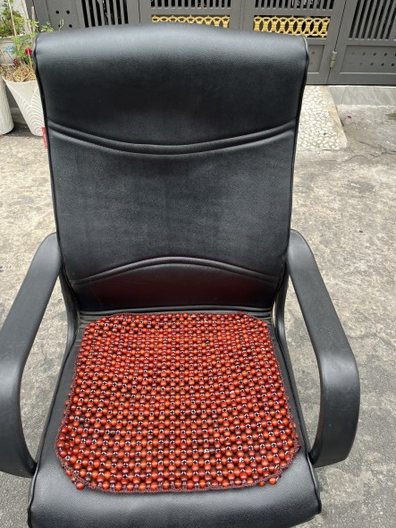 Lót ghế hạt gỗ hương Veni 1.2cm, đan viền đẹp, size 45 x45cm