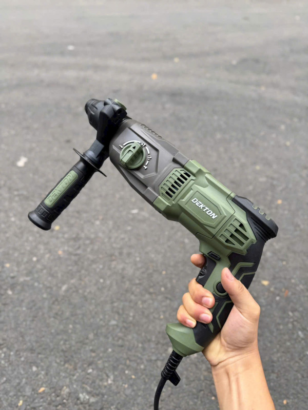 Máy khoan bê tông 3 chức năng Dekton DK-RH2603XPRO, 1050W