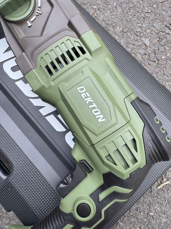 Máy khoan bê tông 3 chức năng Dekton DK-RH2603XPRO, 1050W