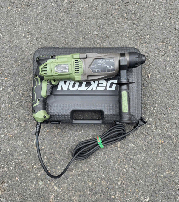 Máy khoan bê tông 3 chức năng Dekton DK-RH2603XPRO, 1050W