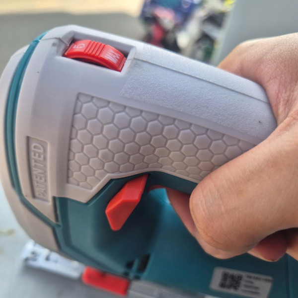 Máy cưa lọng Total TS2081006, CS 800W