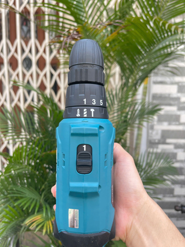 Máy khoan và vặn vít Makita HP0300