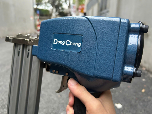 Súng bắn đinh bê tông dùng hơi Dongcheng D02-ST64C