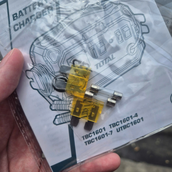 Máy sạc bình điện ắc quy TOTAL TBC1601