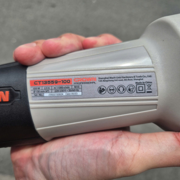 Máy mài góc Crown CT13559-100 (CS 650W, 100mm, công tắc đuôi)