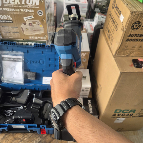 Máy cưa kiếm dùng pin 20V Dongcheng DCJF22 