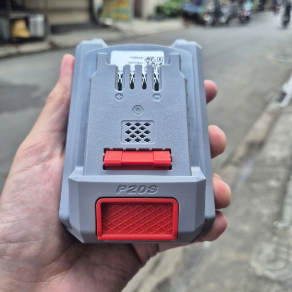 Máy hút bụi dùng pin Lithium 20V TOTAL TVLI20126 (1 pin 2AH, 1 sạc, 500ml)