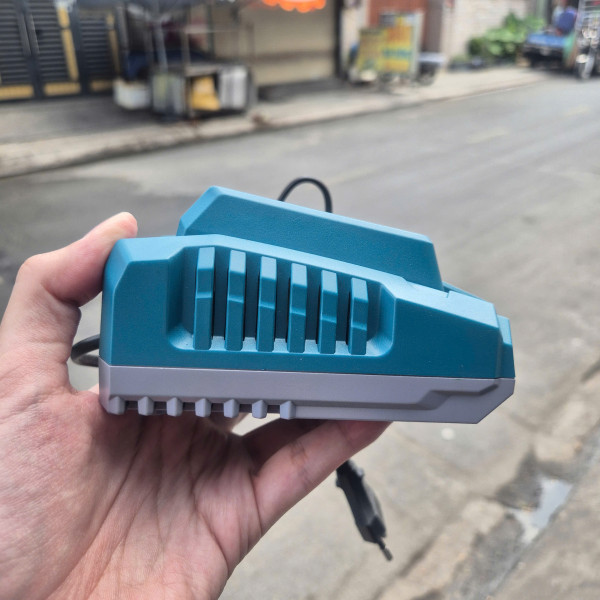 Máy hút bụi dùng pin Lithium 20V TOTAL TVLI20126 (1 pin 2AH, 1 sạc, 500ml)