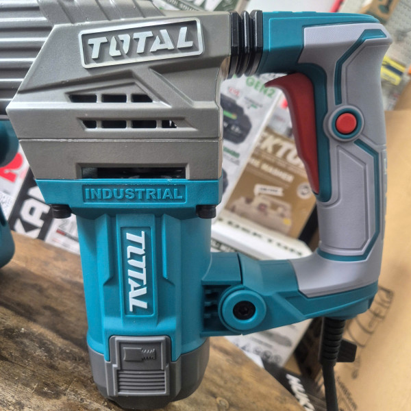 Máy đục bê tông Total TH2130016 17mm 1300W