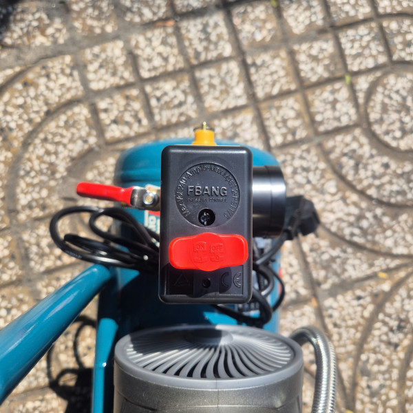 Máy nén khí không dầu Total TCS1110152T, 15L