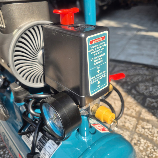 Máy nén khí không dầu Total TCS1110152T, 15L