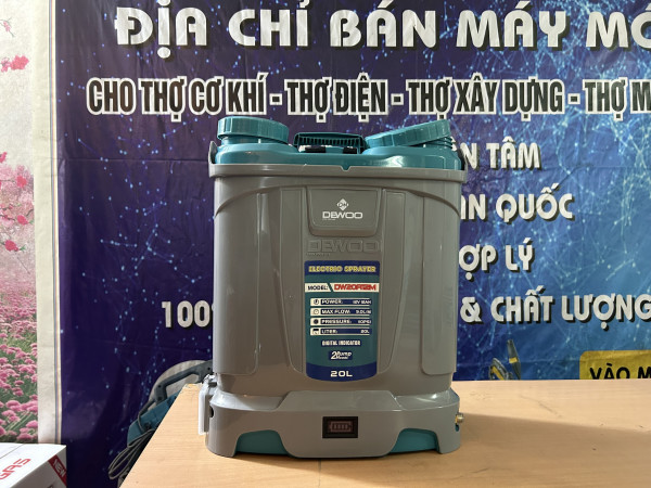 Máy phun thuốc (2 bơm) DEWOO DW20A12M 20 Lít có chức năng đảo thuốc tự động