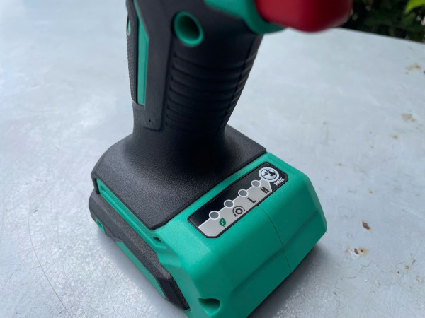 Máy siết bulong dùng pin không than DCA ADPB358Z