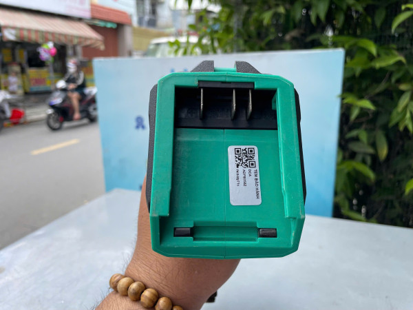 Máy siết bulong dùng pin không than DCA ADPB358Z