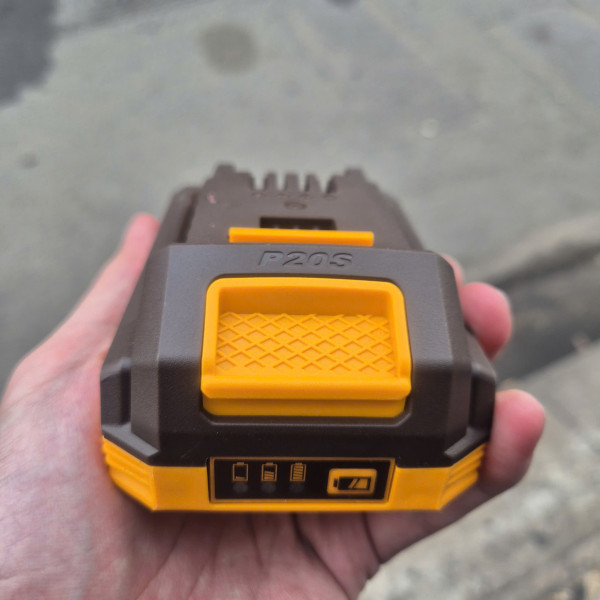 Dụng cụ bơm và kiểm tra lốp xe ô tô dùng pin Lithium 20V INGCO CACLI2018