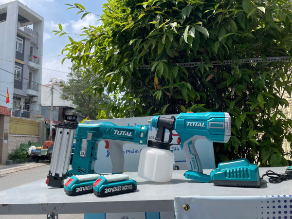 BỘ COMBO SÚNG BẮN ĐINH TCBNLI2016 MÁY PHUN SƠN TCSGLI20406 DÙNG PIN 20V (2 pin 20V x 2.0Ah + sạc) TOTAL TOSLI23054 - HÀNG CHÍNH HÃNG